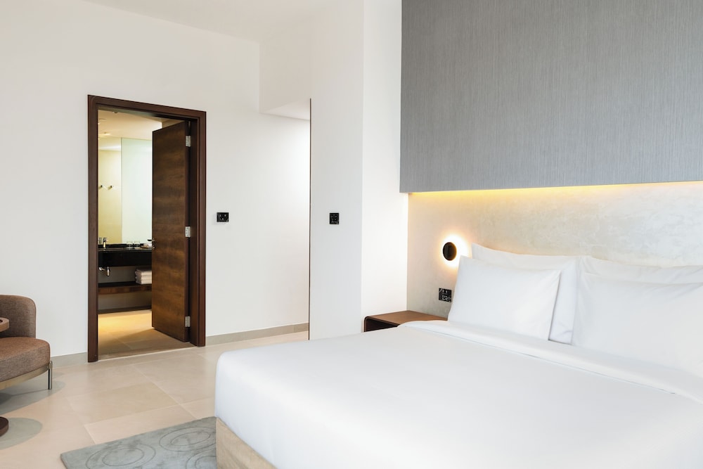 Suite, King Bed, Skyline View, Club Floor