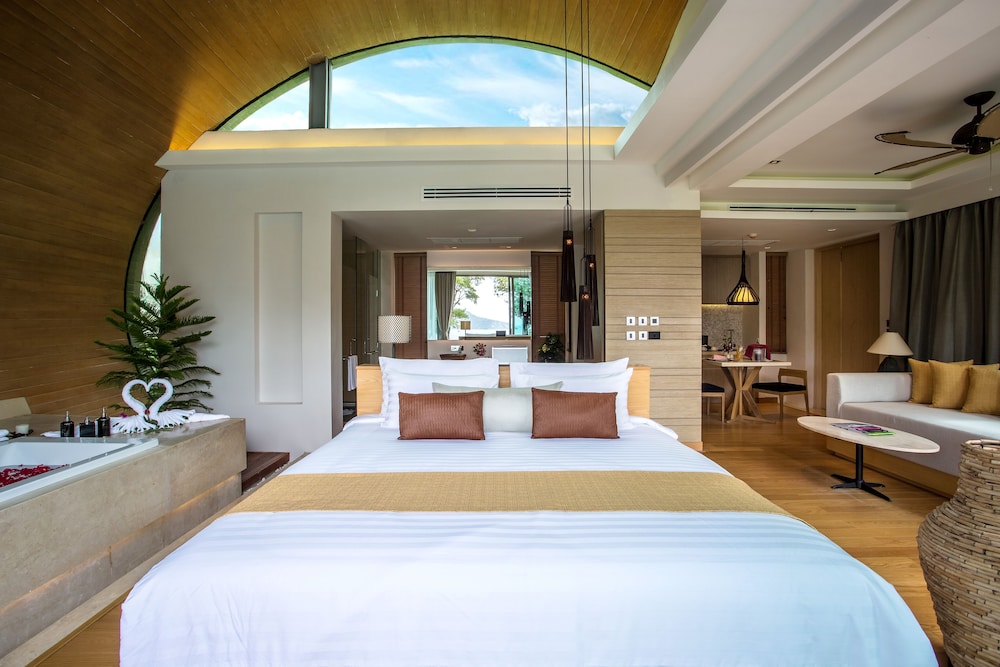 Crest Resort and Pool Villas 13/50
