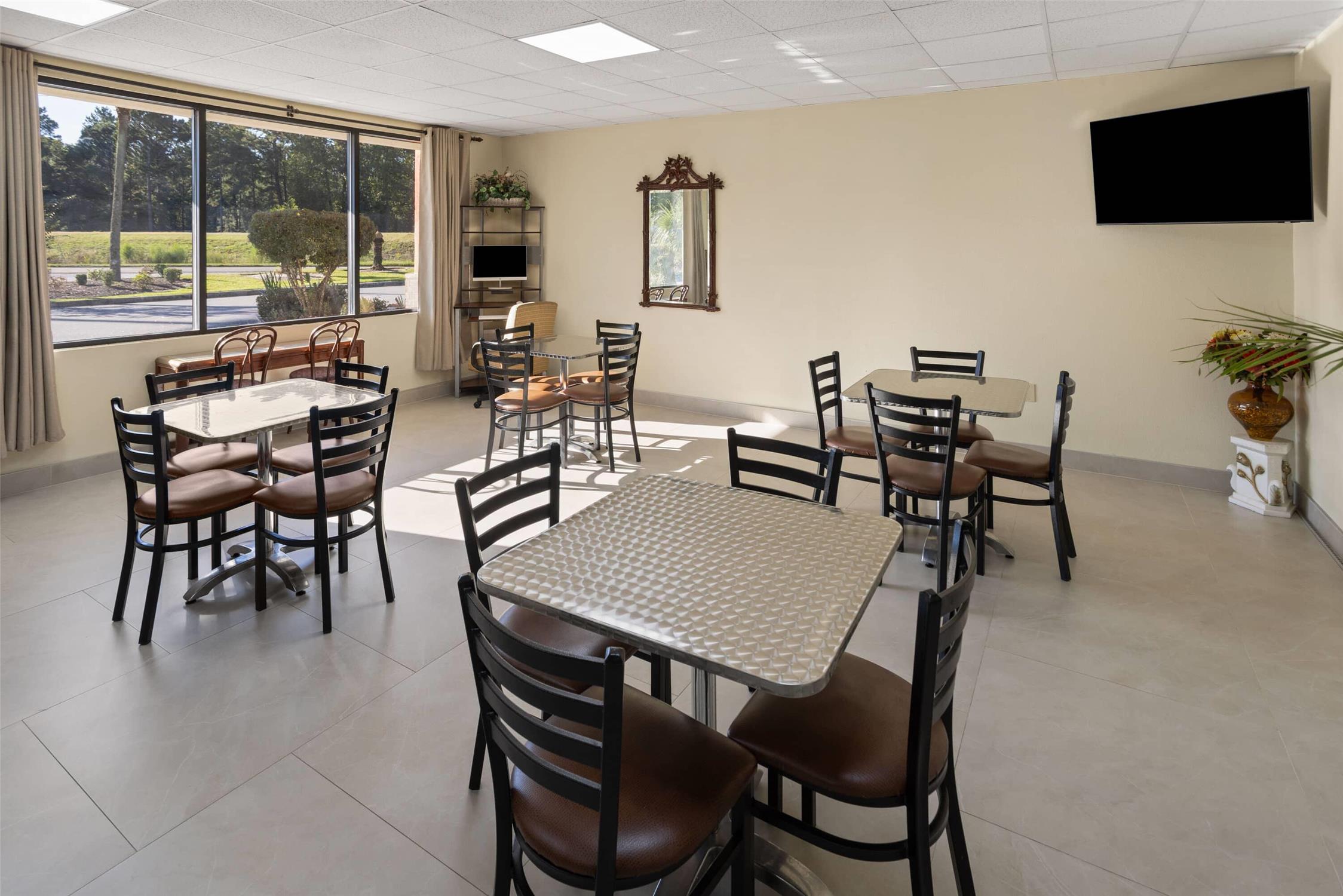 Howard Johnson by Wyndham Savannah GA 17/27