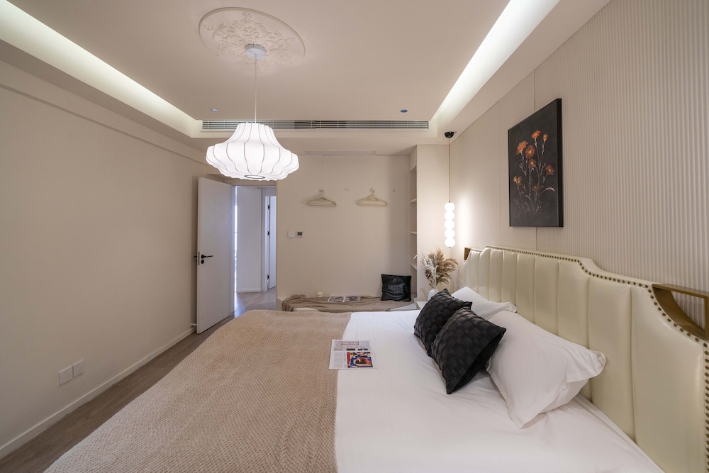 2 Bedrooms, Senior, Apartment, 1 Queen and 2 Double Beds, Bathtub، Book and Bed-People's Square 6/10