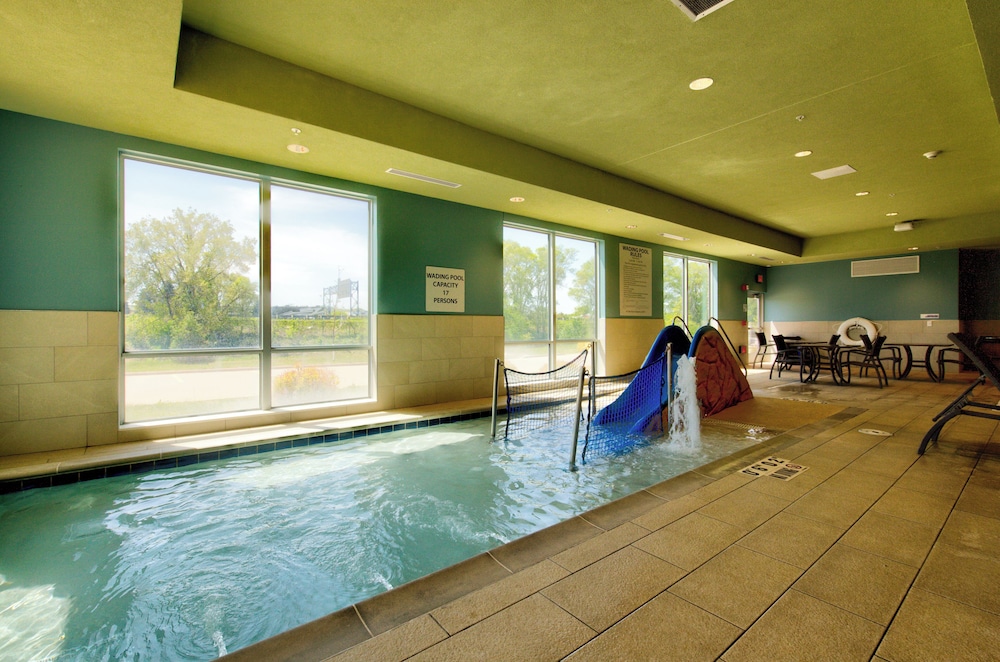 Holiday Inn Express and Suites Onalaska - La Crosse Area 32/71