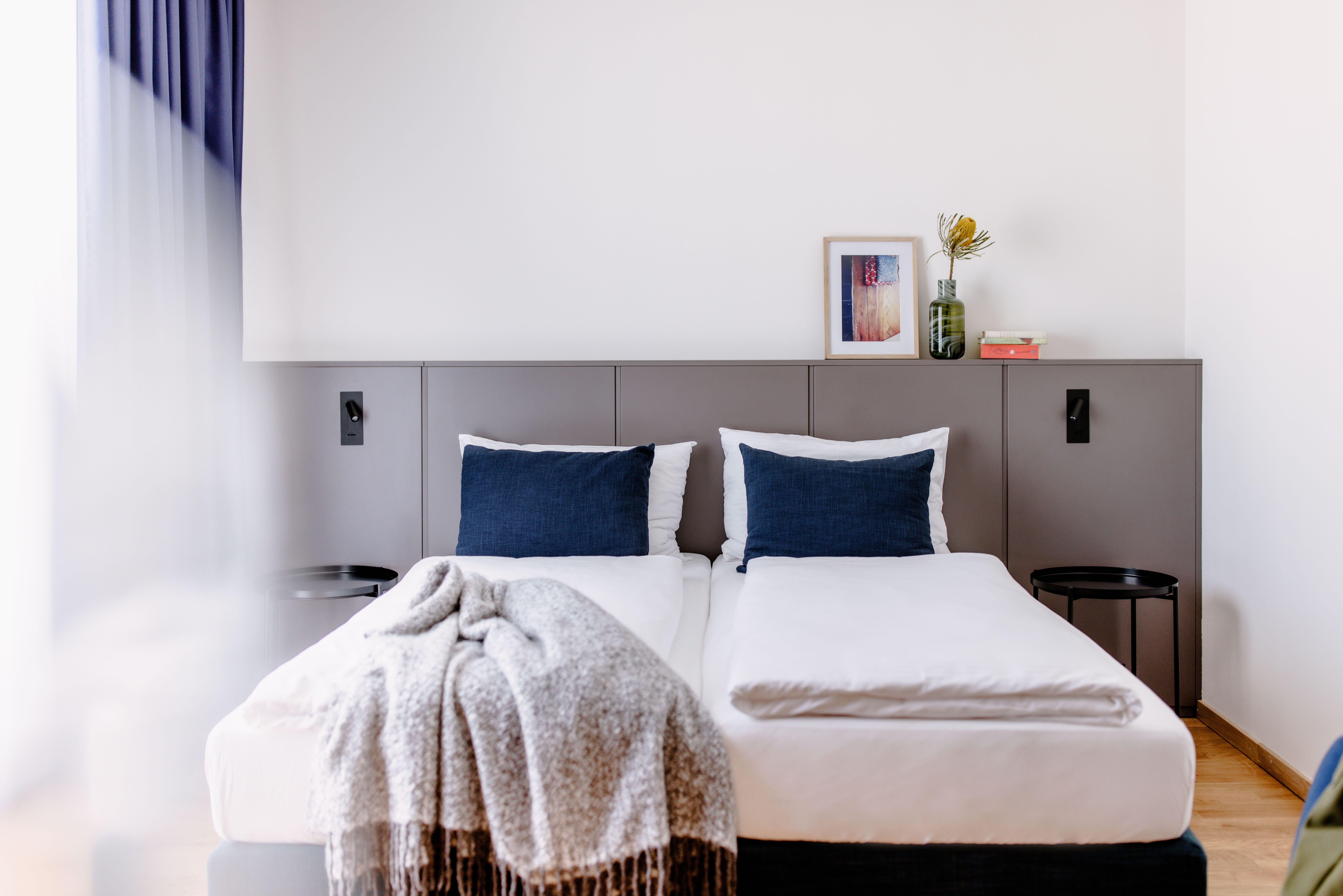 BUSINESS, TWIN BEDS