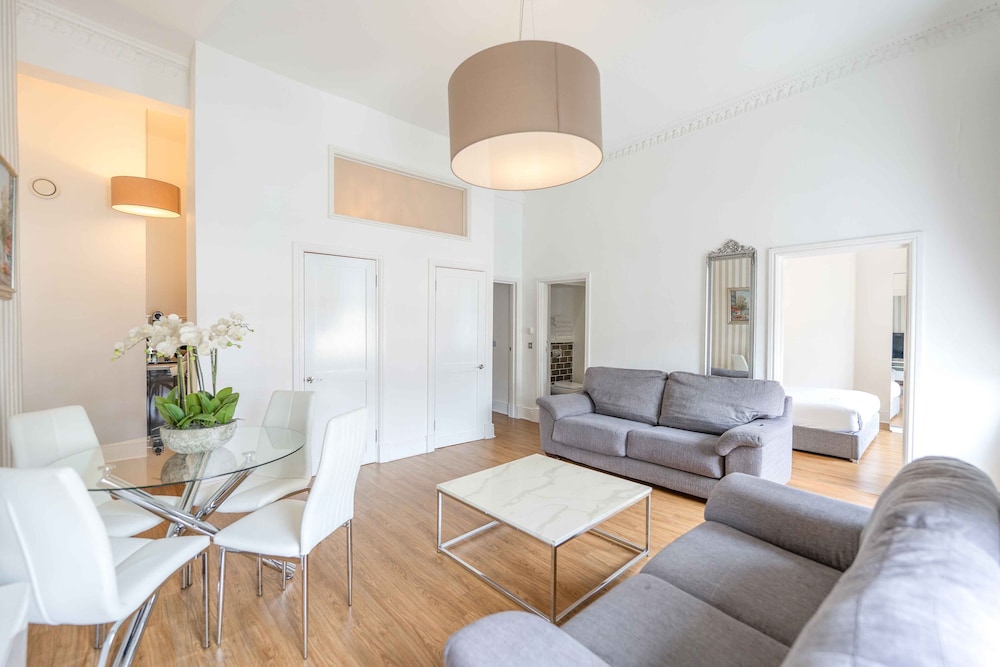 Edinburgh Castle Apartments And Suites 33/55