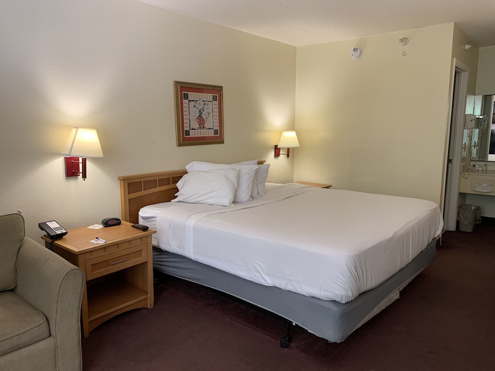 ROOM, QUEEN BED, ACCESSIBLE