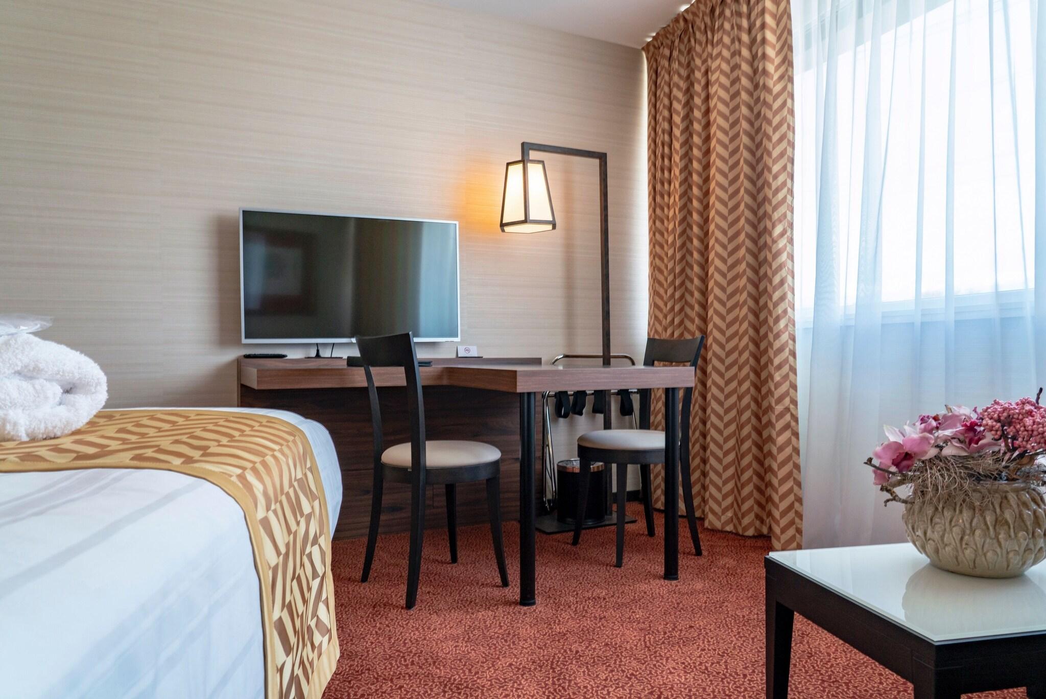 جناح بسرير كوين، Nash Suites Hotel 4/7