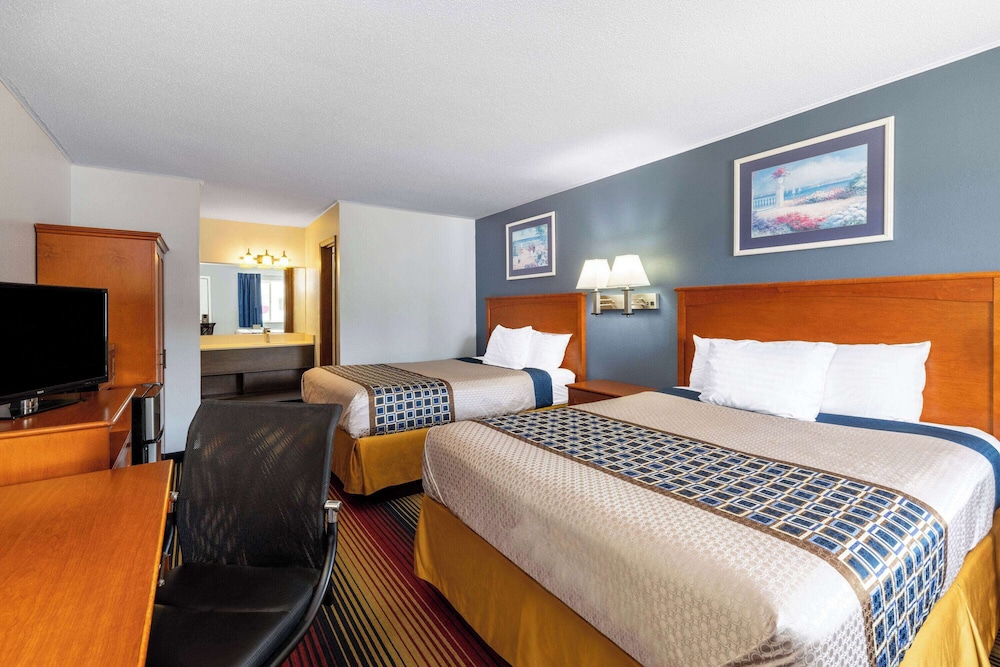 Travelodge by Wyndham Spirit Lake/Okoboji 18/53