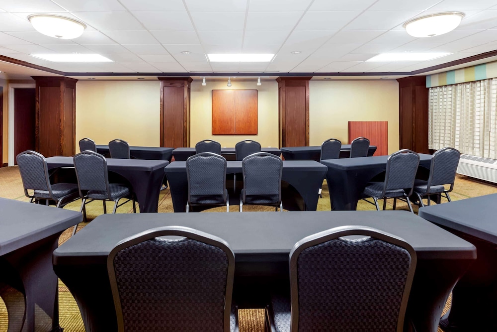 La Quinta Inn Suites Milwaukee Glendale Bayshore 31/37