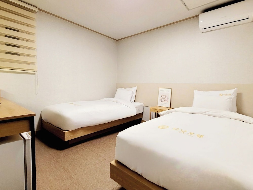 PEANUT HOTEL 32/61