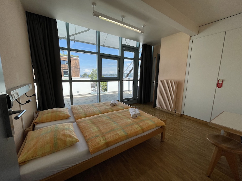 Geneva Hostel 35/70