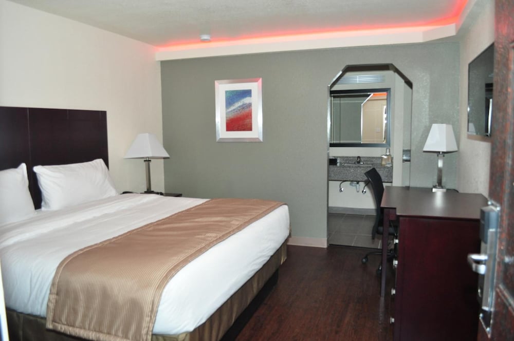 Trinity Suites Downtown Dallas 8/28