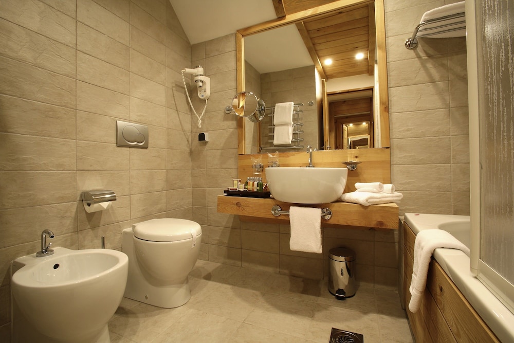 Executive, Queen Bed, Hill View, Sofa