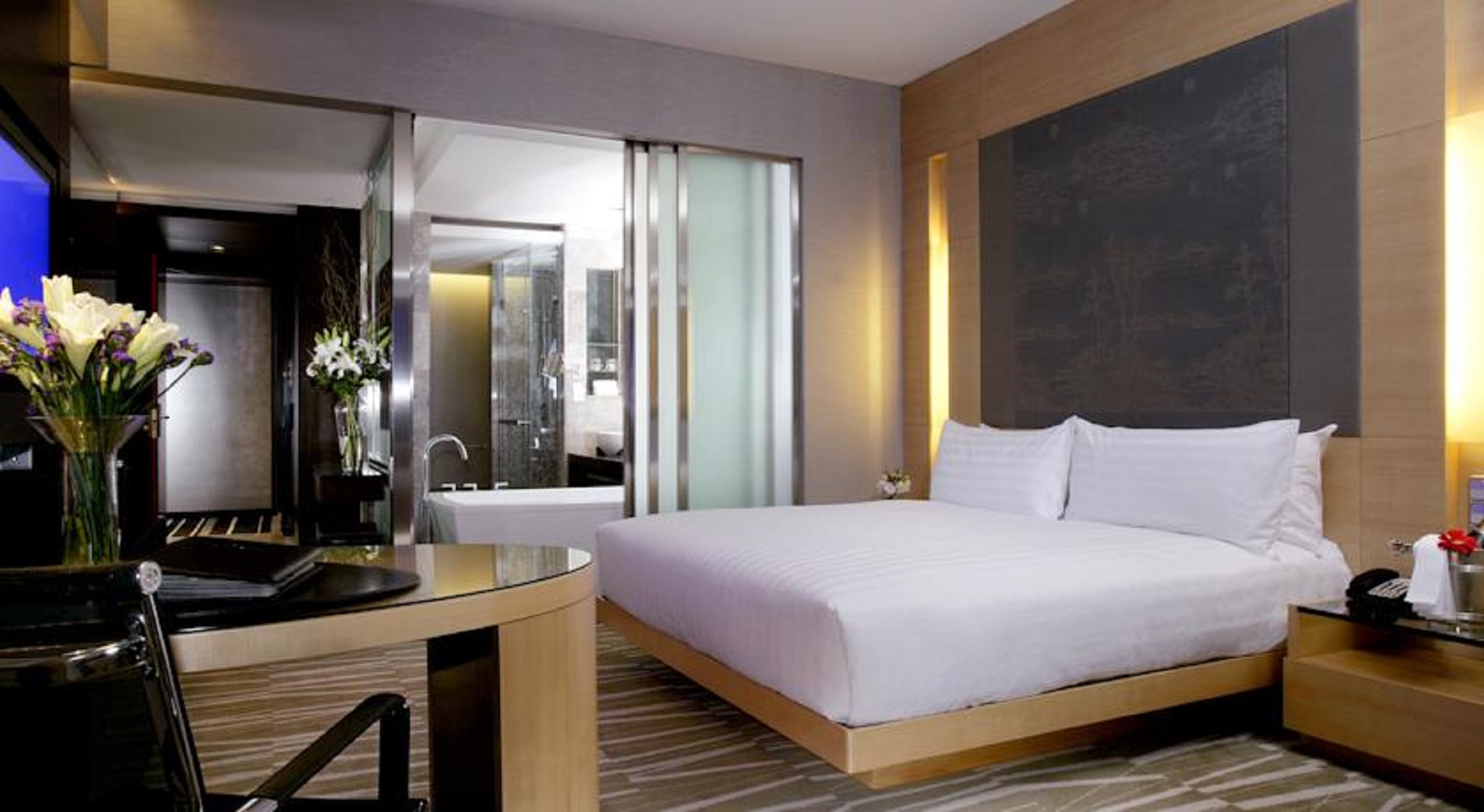 DELUXE KING ROOM