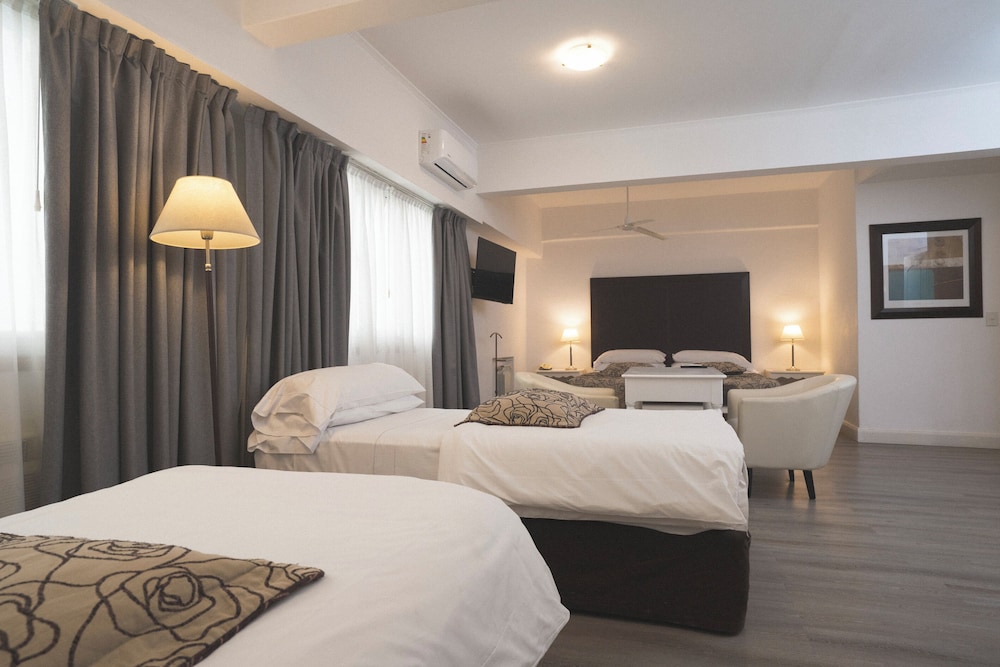 غرفة سوبيريور رباعية بسرير كينج وسريرين منفصلين، HOTEL TOLOSA 6/10