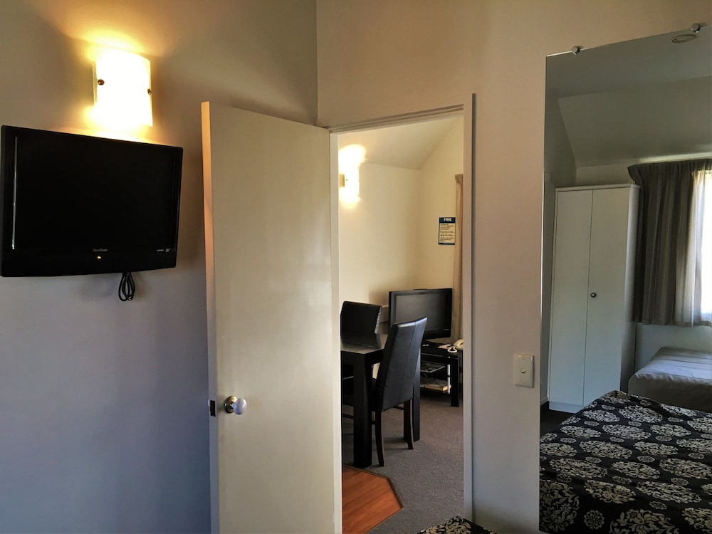 Cable Court Motel 24/37