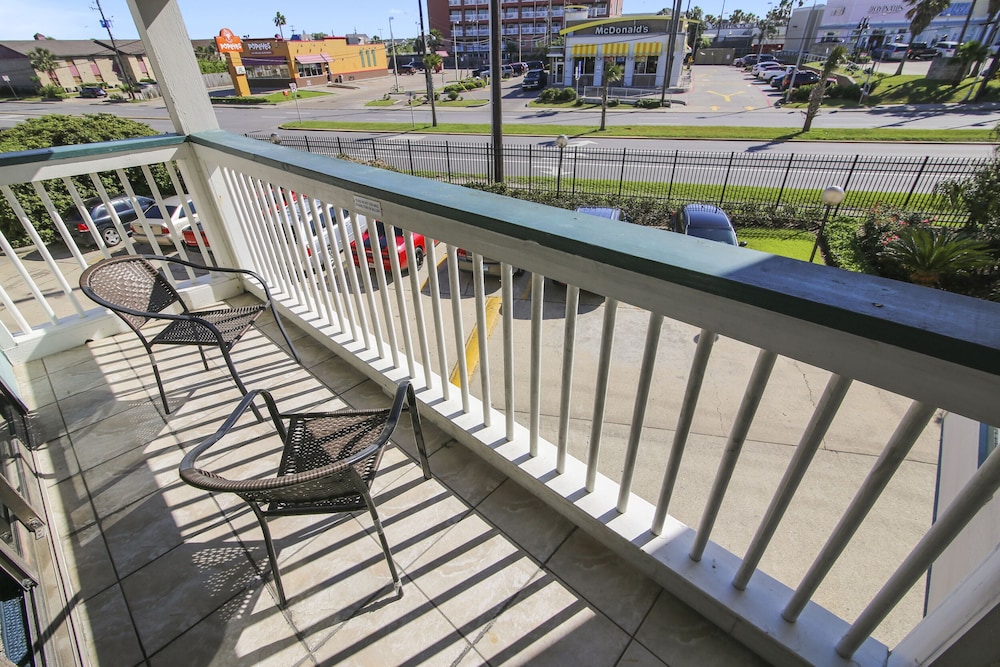 Casa Del Mar Beachfront Suites 2/82
