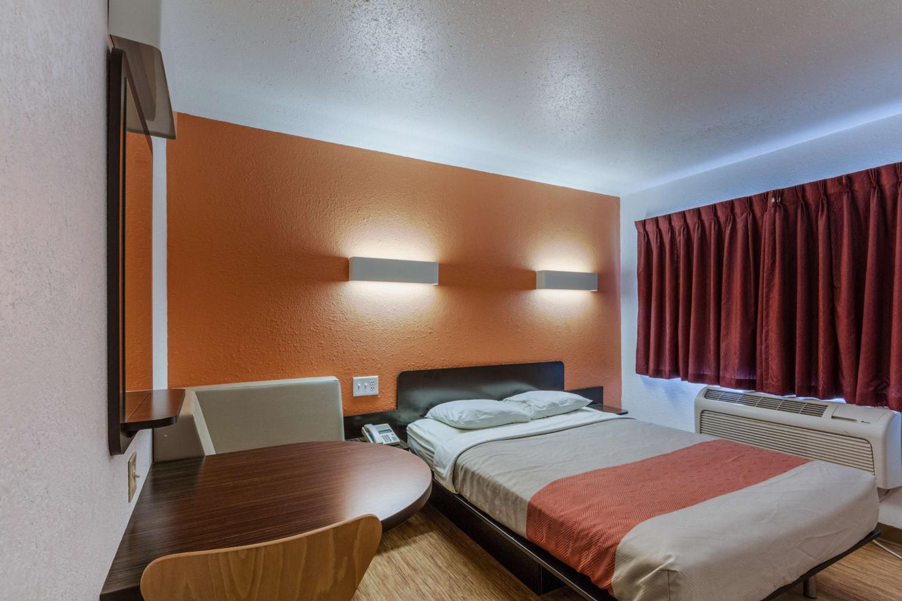 غرفة بسرير كوين لذوي الإعاقة لغير المدخنين، Motel6 Oshkosh, WI 7/10