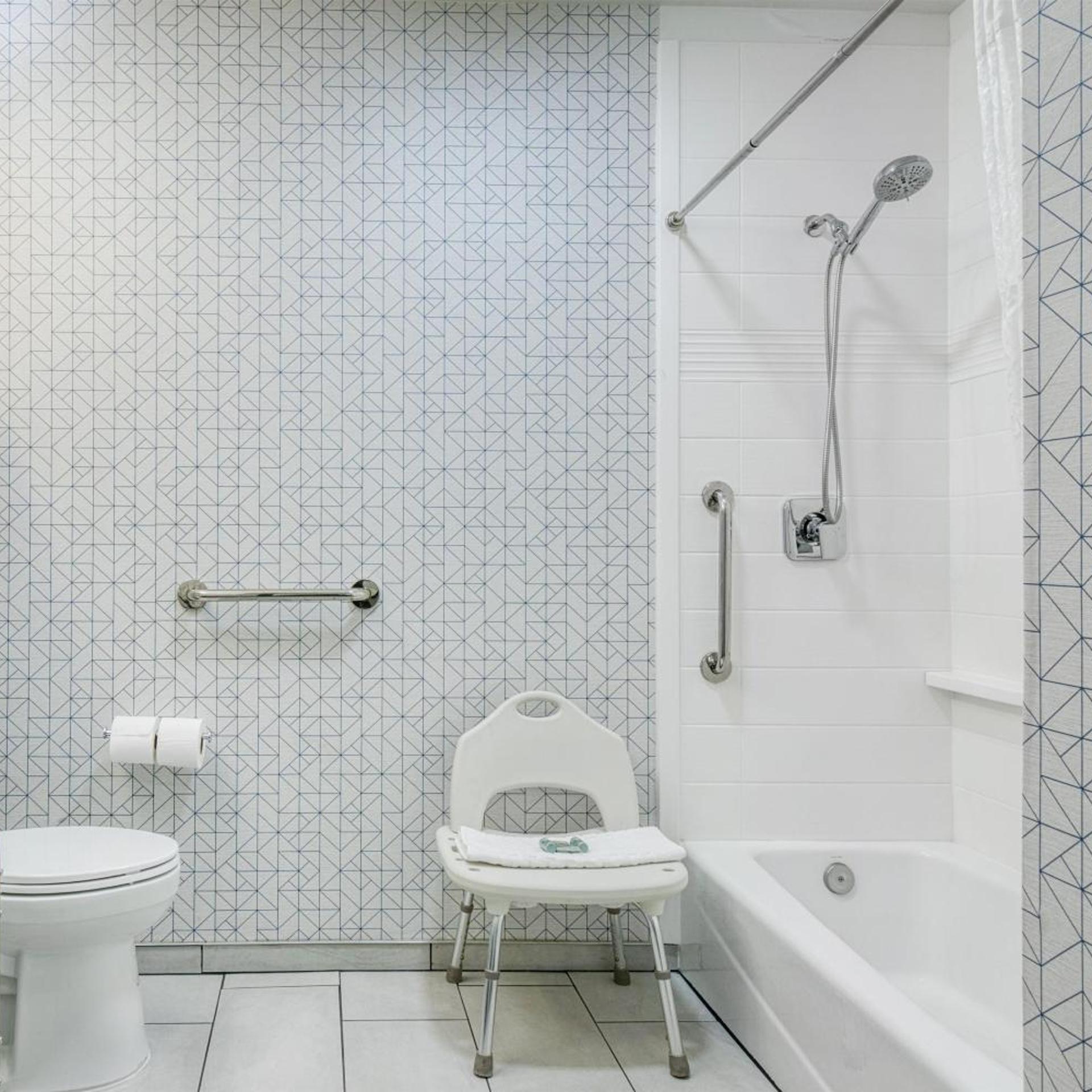 غرفة بسرير كوين بحوض استحمام لذوي الإعاقة، Best Western Northwest Lodge 9/10