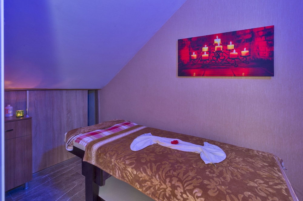 Grand Pamir Hotel 30/50