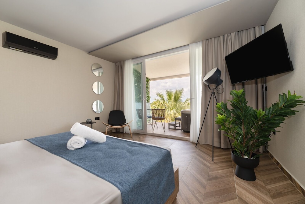 Mythic Summer Hotel 15/74