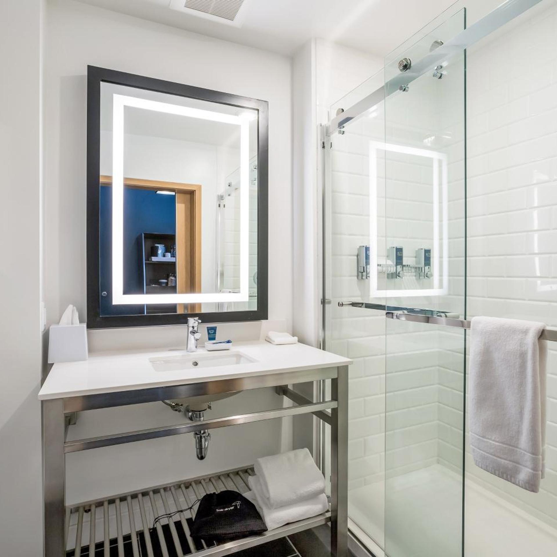 غرفة تقليدية بسرير كينج لذوي الإعاقة، Four Points By Sheraton Elkhart 10/10