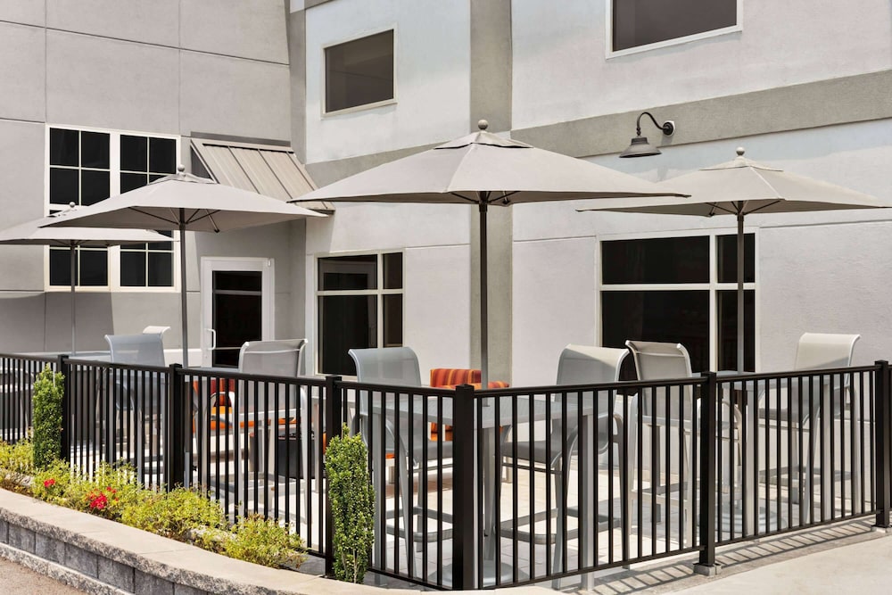 Days Inn & Suites by Wyndham Bowling Green 41/46