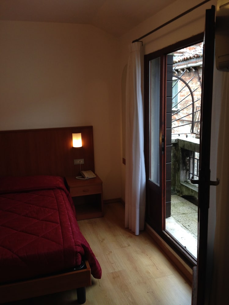 Hotel Caprera 10/23