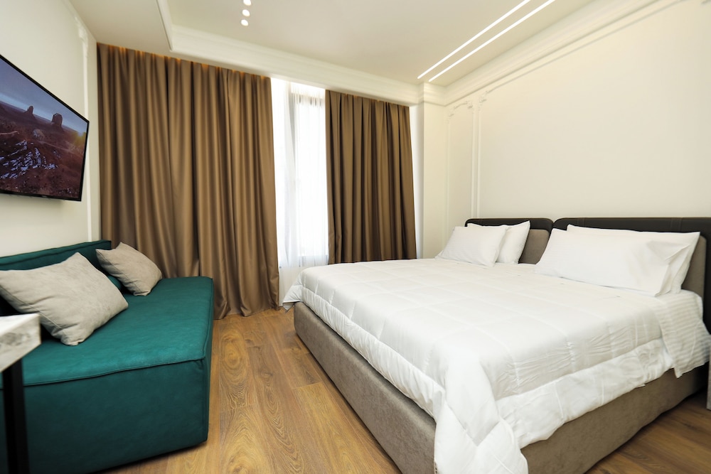 Hotel Adore 30/60