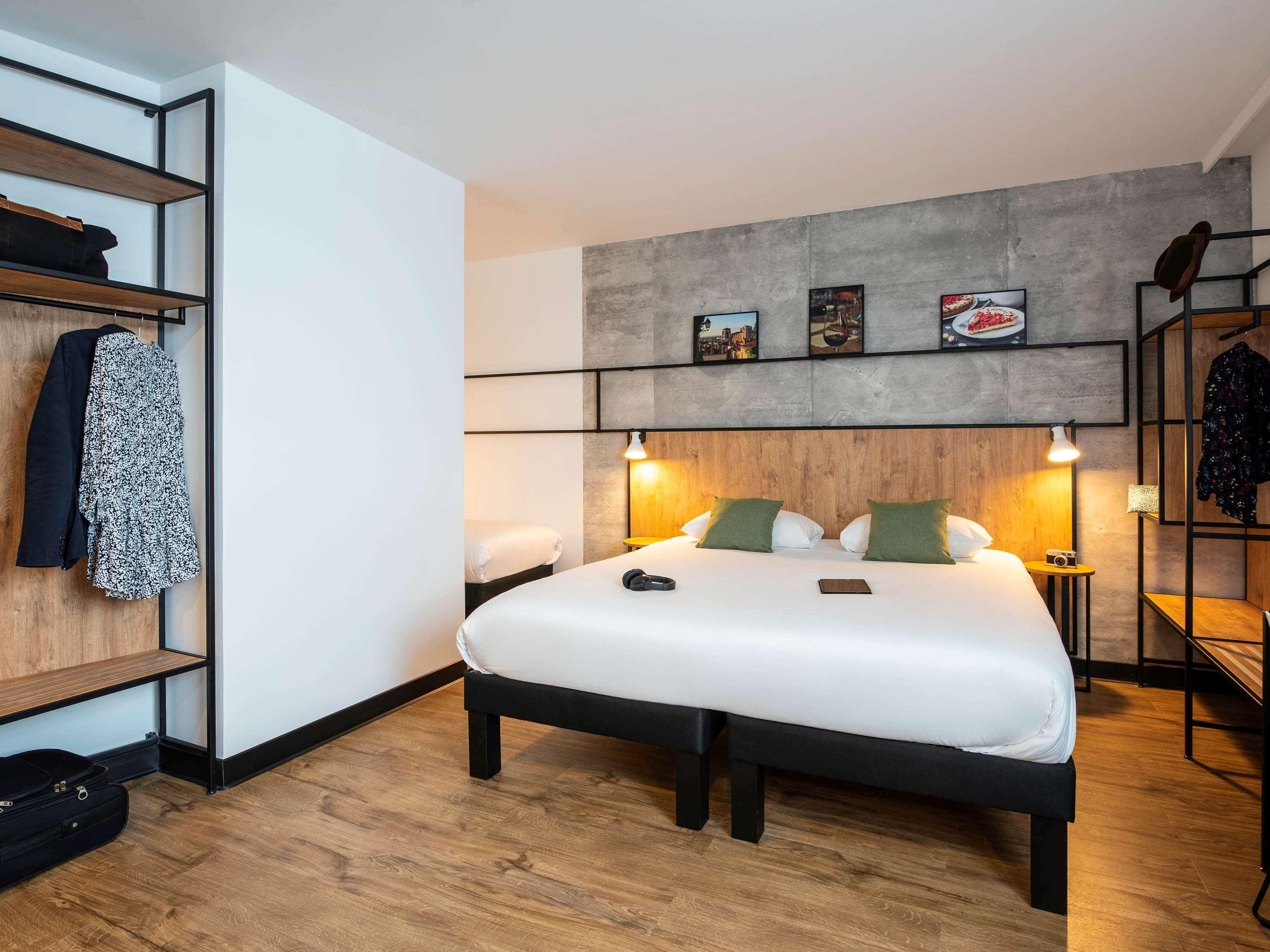 STANDARD, 1 DOUBLE AND 1 SINGLE BED, SOFA
