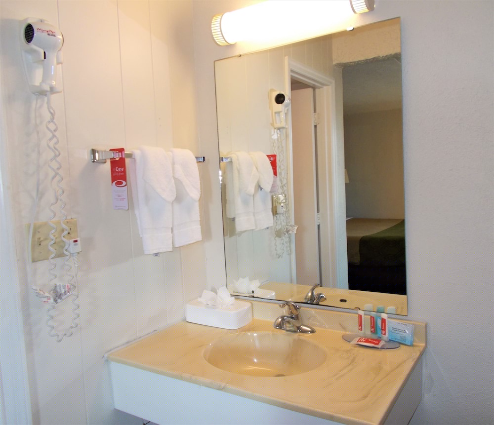 Econo Lodge Conway Central 20/27