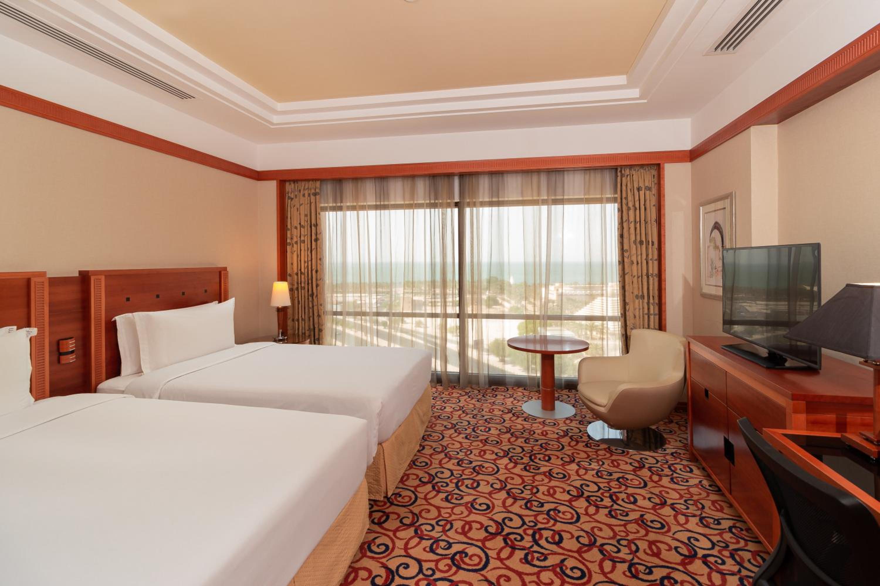 غرفة بريميوم بسريرين منفصلين مع دخول الصالة، Holiday Inn Kuwait 4/7