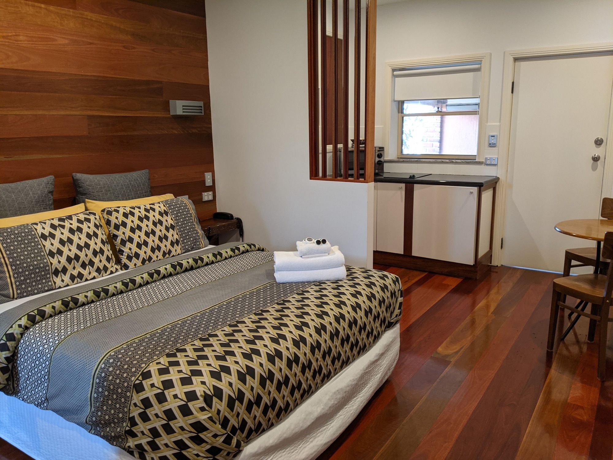 Deluxe, Queen Bed, Shared Balcony