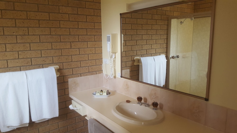 HEPBURN SPRINGS MOTOR INN 46/50
