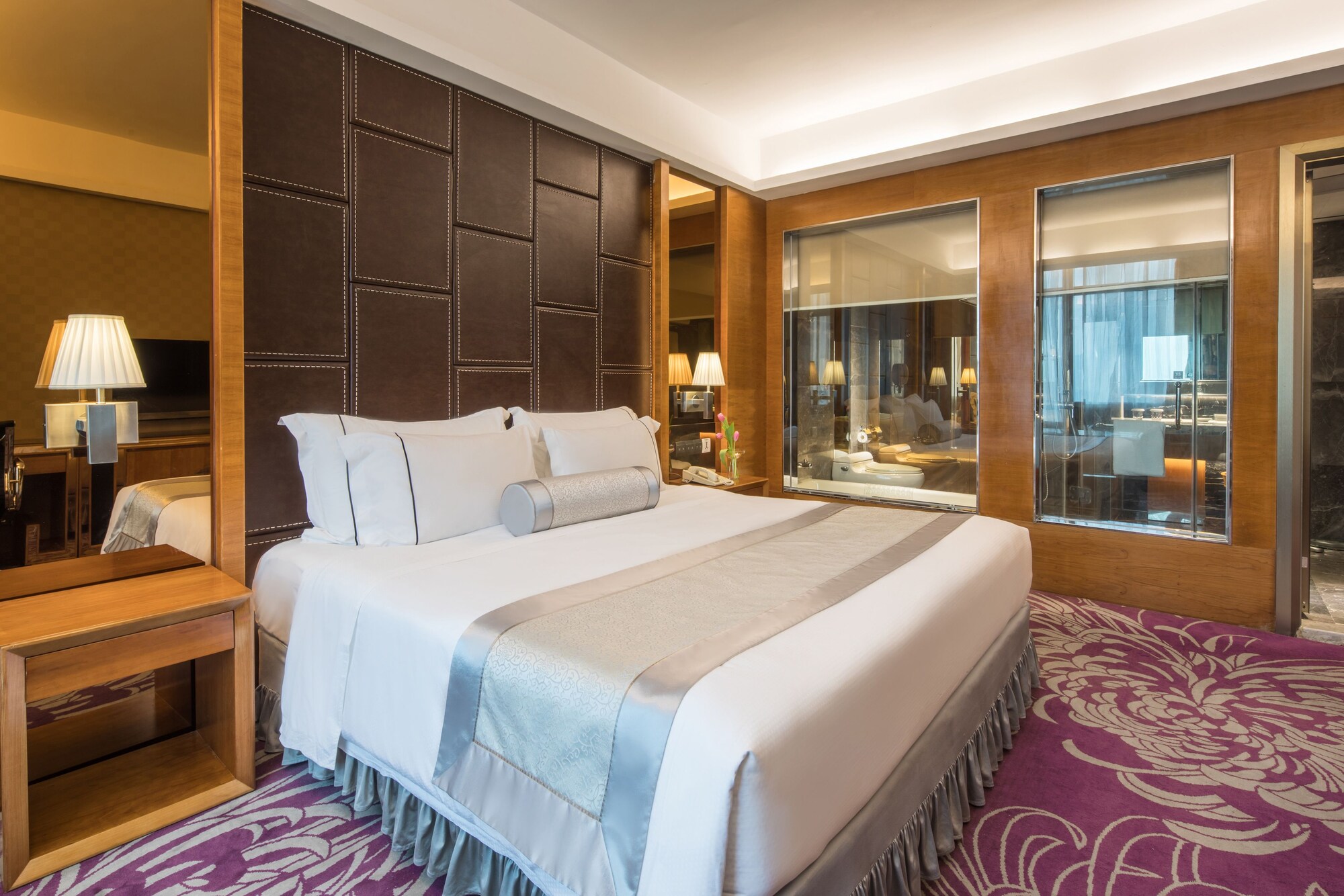 DELUXE SUITE