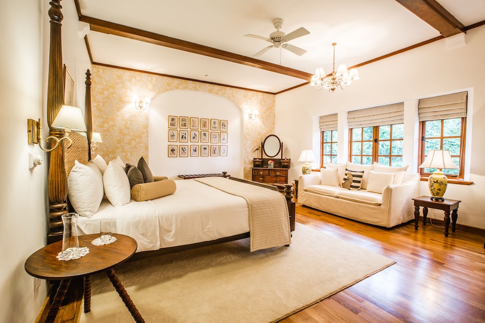 Suite, King Bed, Garden View, Bathtub