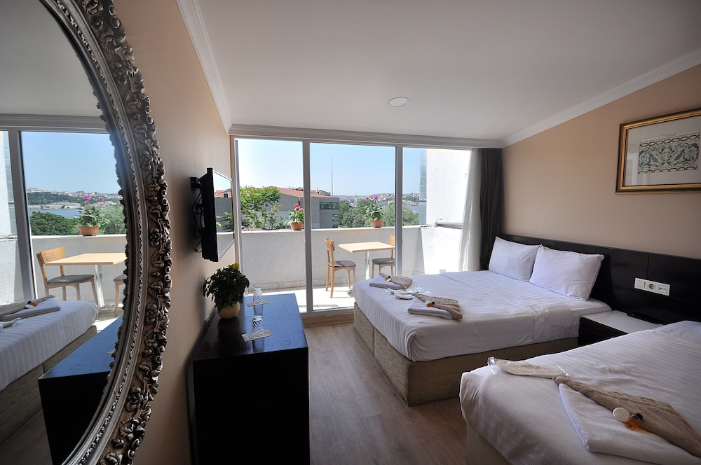 DELUXE, TRIPLE, SEA VIEW