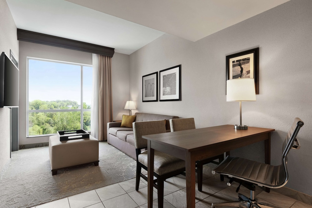 Embassy Suites by Hilton Charlotte Ayrsley 36/53