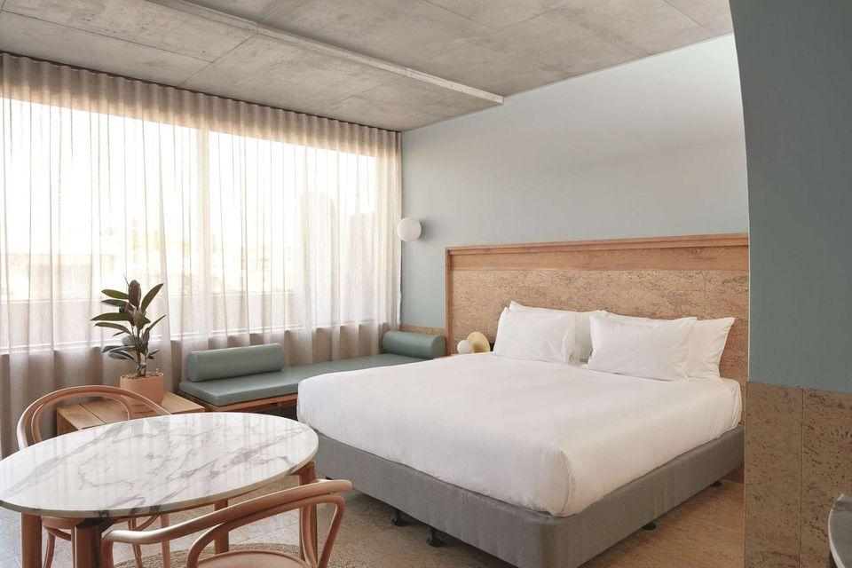 ROOM, KING BED