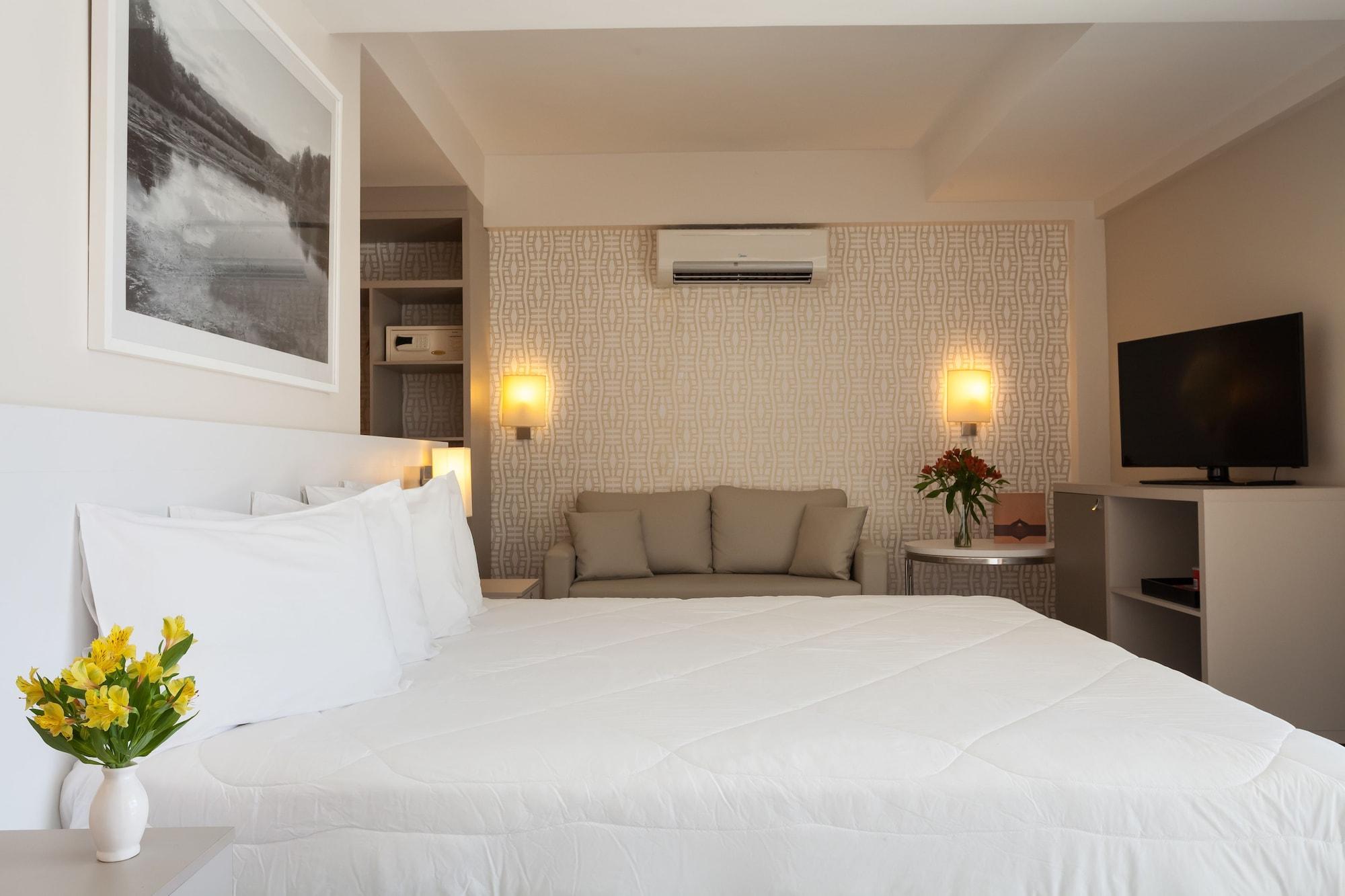 Superior, Suite, Lake View