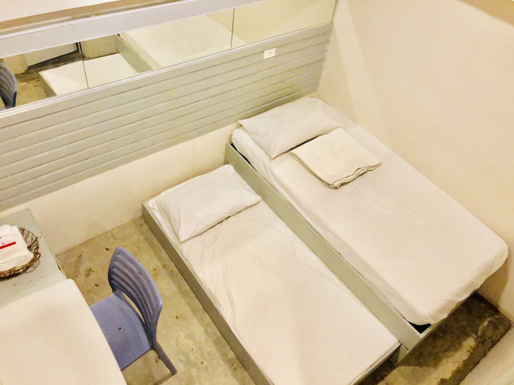 Hometown Hotel Bacolod - Lacson 18/74