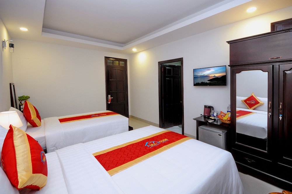 Full House Hotel 24/66
