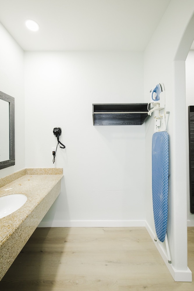 Sapphire Inn & Suites- Deer Park 36/36
