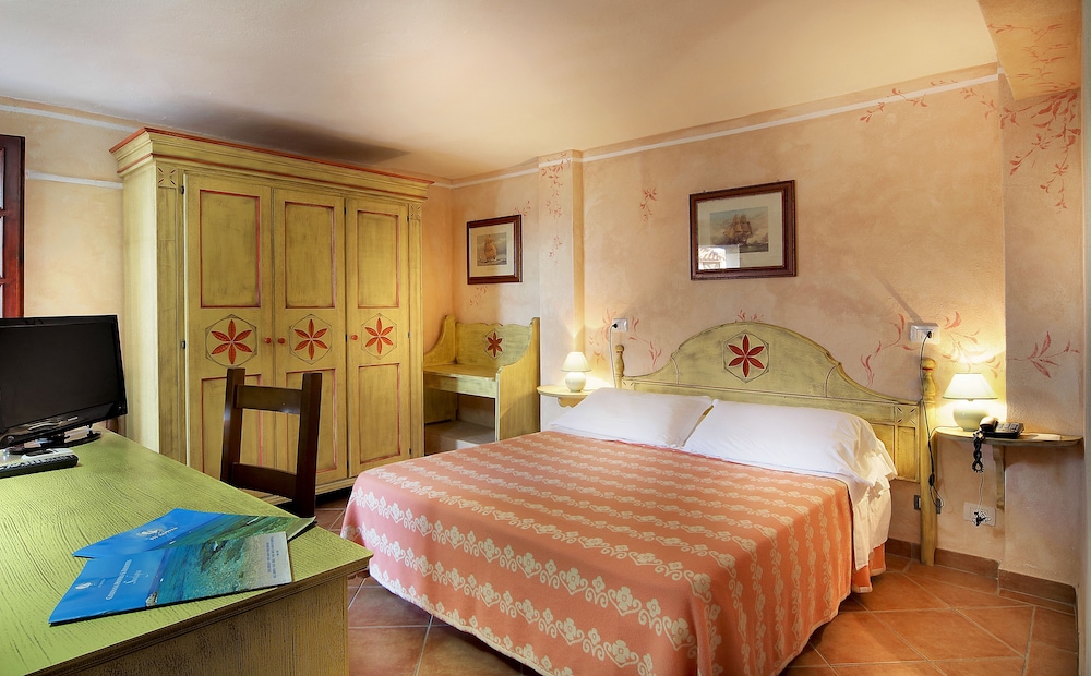 Colonna Beach Hotel 12/50