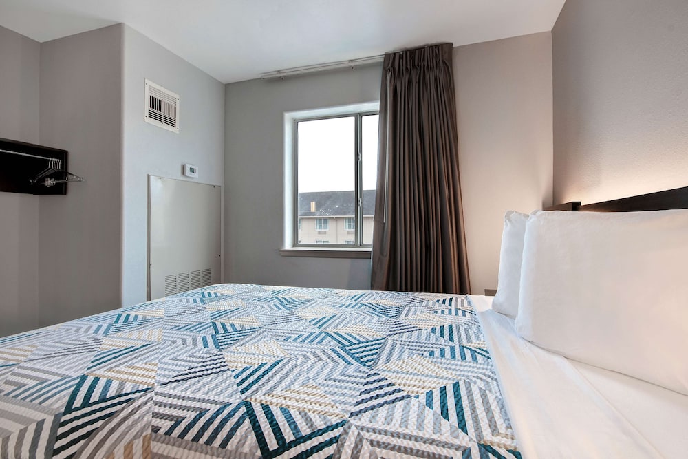 Motel6 Pharr, TX 34/55