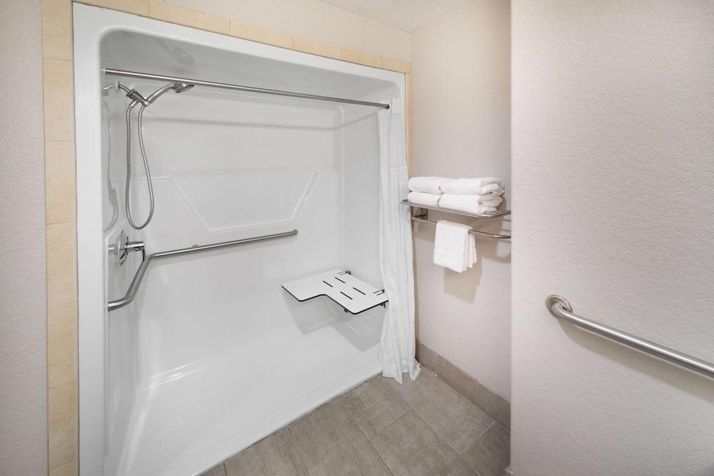 Days Inn & Suites by Wyndham San Antonio near Frost Bank Ctr 41/42