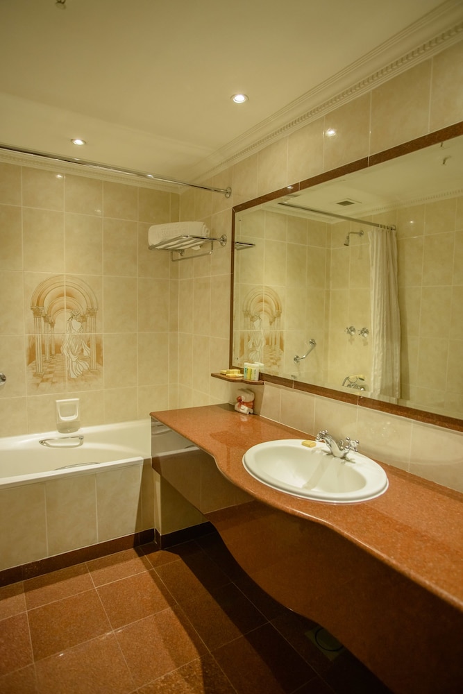 HERITAGE, SUITE