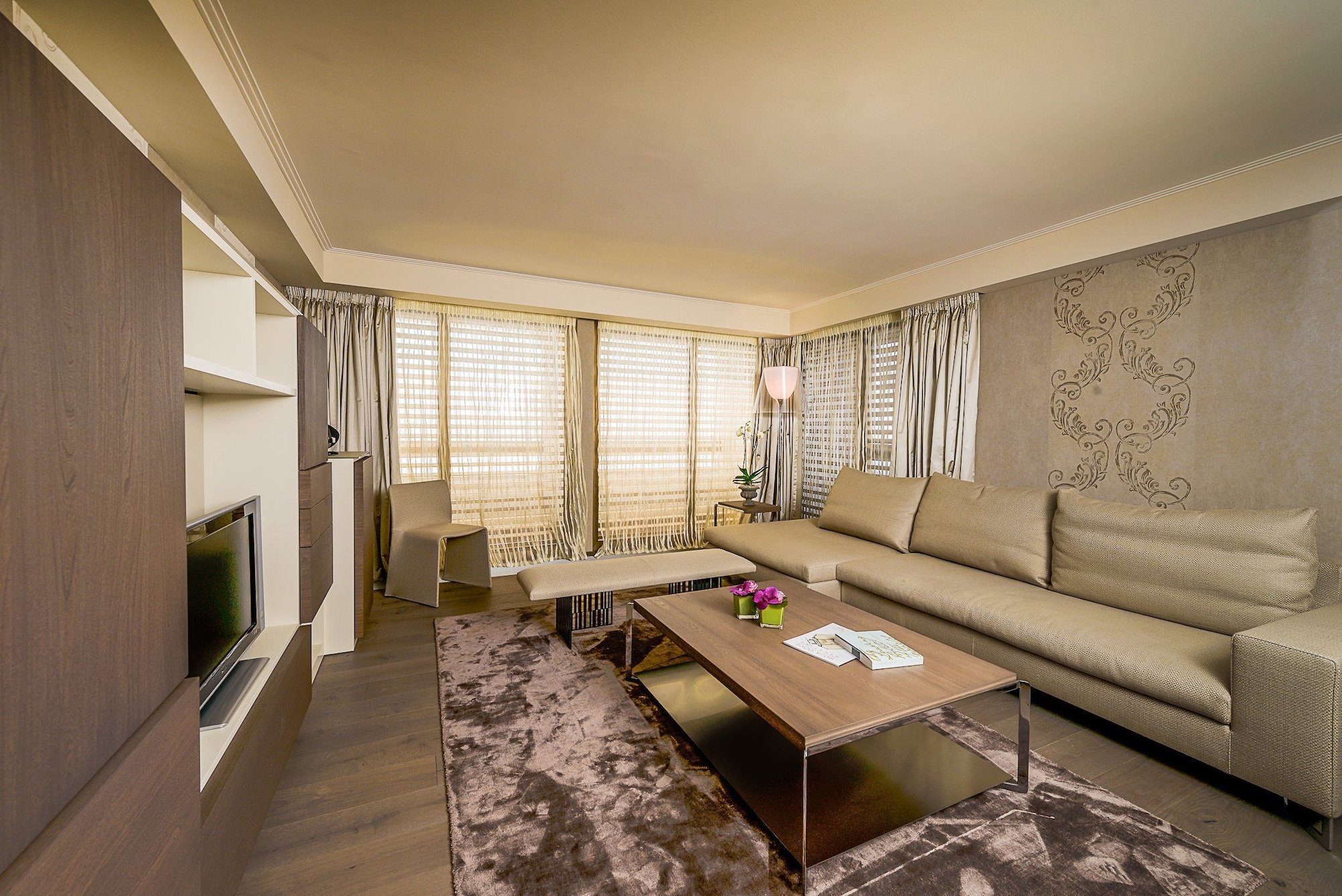 LAKE, SUITE, CORNER