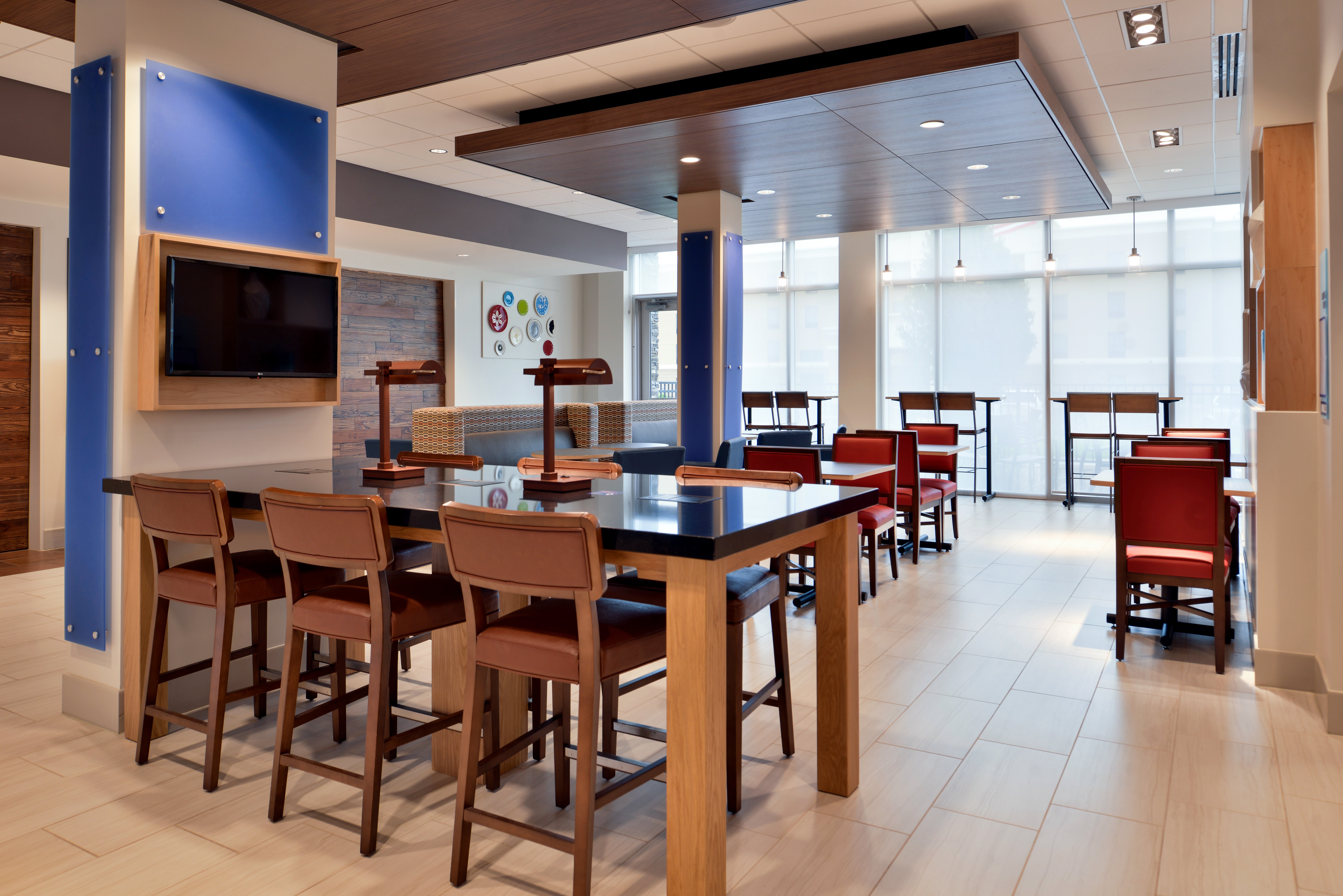 Holiday Inn Express Suites Marshalltown 37/48