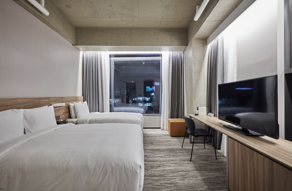Hotel In 9 31/66