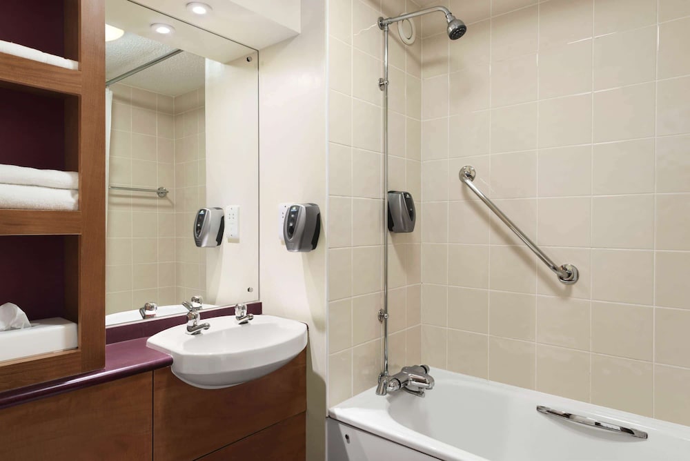Days Inn by Wyndham Cannock Norton Canes M6 Toll 7/24