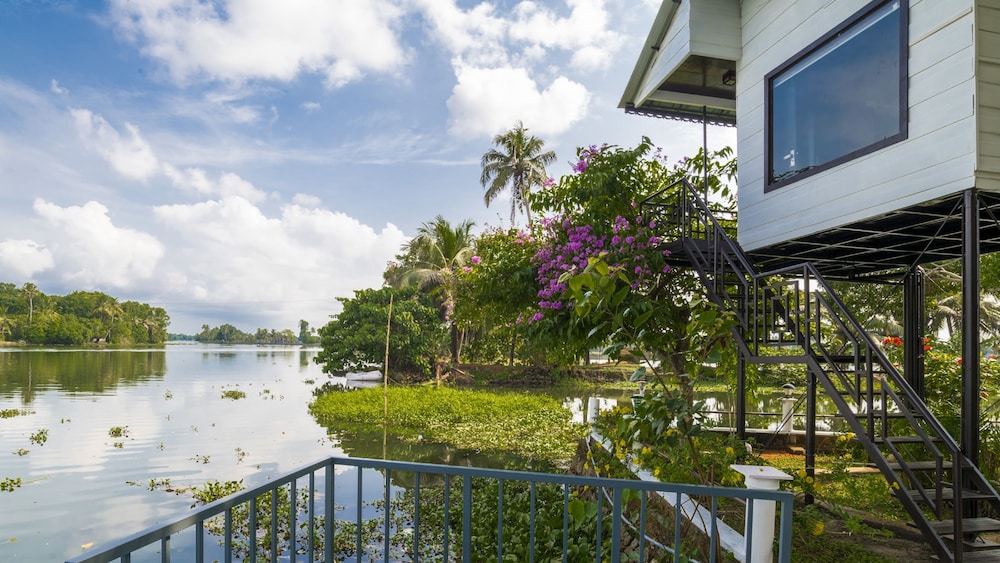Lake Haven Island Resorts 30/34
